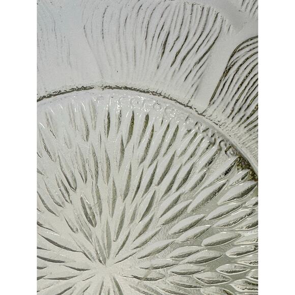 Arcoroc France 'Fleur Petal' Clear Glass Round 7" Bowl Embossed Petals - Picture 4 of 5